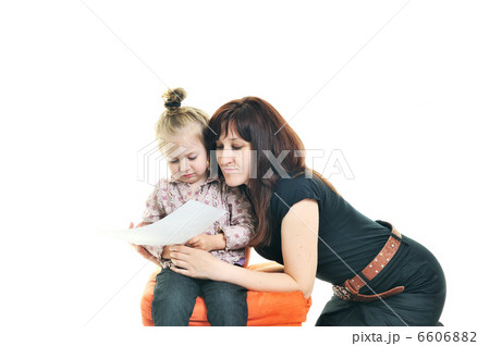 mother and littler girl isolated 6606882