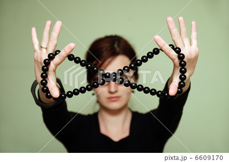 Female with black pearls 6609170