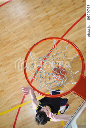 basketball player basketball player 6609743