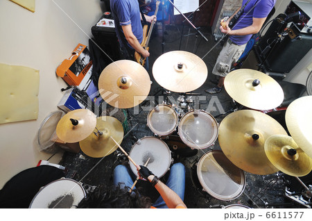 music band have training in garage 6611577