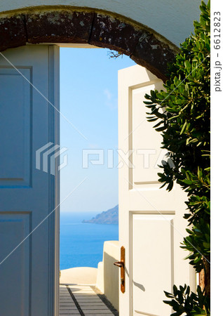Door open to the sea Door open to the sea 6612823