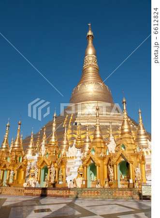 Shwedagon pagoda, Yangon, Myanmar 6612824