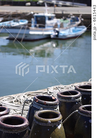 蛸壺と漁船 6615443