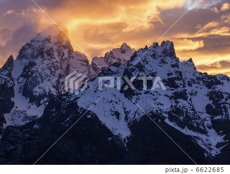 夕暮れの山頂 6622685