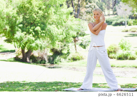 Woman doing her stretches in the park 6626511