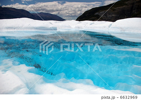 ペリトモレノ氷河の青い湖 6632969