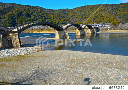 左岸から見た「錦帯橋」（山口県岩国市岩国） 6633252