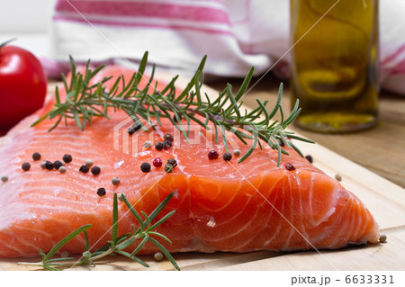 Fresh salmon fillet 6633331