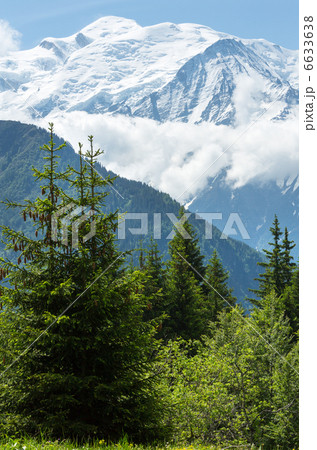 Mont Blanc mountain massif (view from Plaine Joux outskirts) 6633638
