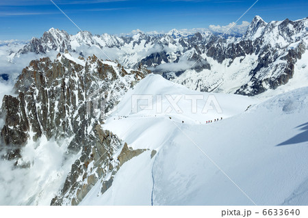 Mont Blanc mountain massif and unrecognizable alpinists groups Mont Blanc mountain massif and unrecognizable alpinists groups 6633640