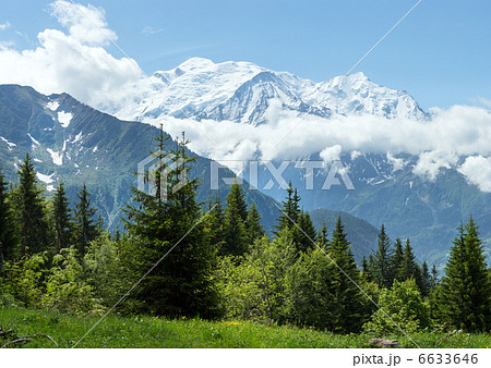 Mont Blanc mountain massif (view from Plaine Joux outskirts) 6633646