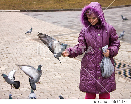 Pigeons and girl 6634472