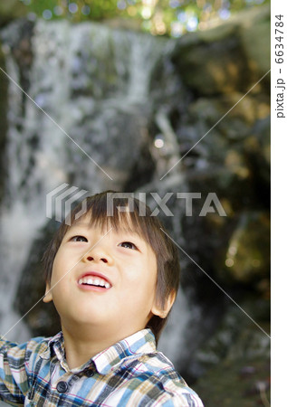 滝と子供 6634784
