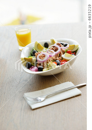 tuna salad with vegetables 6635219