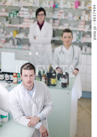 pharmacy drugstore people team pharmacy drugstore people team 6637494