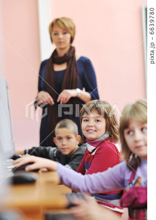 it education with children in school 6639780