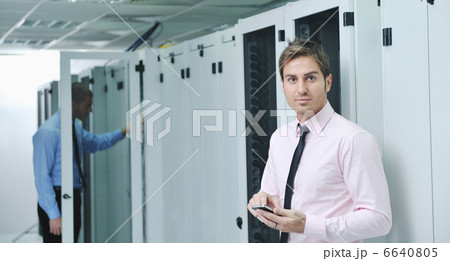 it engeneer talking by phone at network room it engeneer talking by phone at network room 6640805