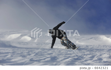 freestyle snowboarder jump and ride 6642321