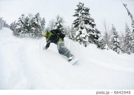 snowboarder on fresh deep snow snowboarder on fresh deep snow 6642948