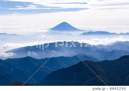 雲海に浮かぶ富士（南アルプス・北岳山頂より） 6643250