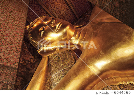 Monument of Reclining Buddha in Wat Pho temple. Bangkok, Thailan 6644369