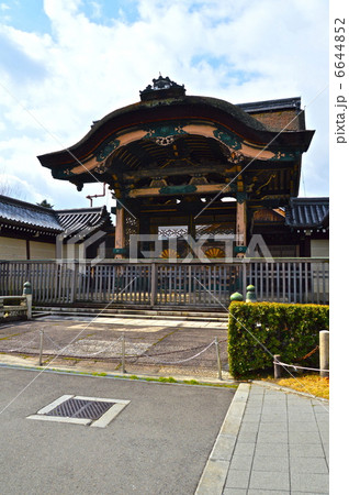 東本願寺の「菊の門」（京都府京都市下京区烏丸七条） 6644852