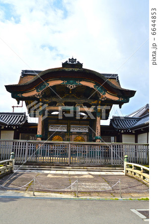 東本願寺の「菊の門」(京都府京都市下京区烏丸七条) 東本願寺の「菊の門」(京都府京都市下京区烏丸七条) 6644853