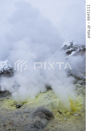 北海道硫黄山　地球エネルギー　自然エネルギー　イメージ素材 6645111