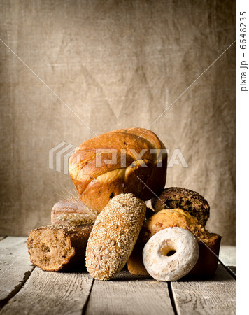 Bread on the old table 6648235
