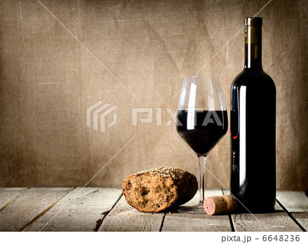 Wine and  bread on the table 6648236