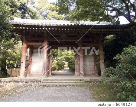 西国三十三箇所・十一番札所・上醍醐へ通ずる下醍醐の境内の門 6649127