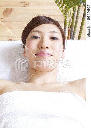 エステを受ける女性 エステを受ける女性 6649697