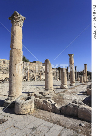ウム・カイス遺跡バジリカ・テラス 6649742