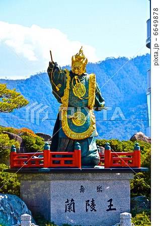 舞楽 蘭陵王 の像 宮島行きフェリー乗り場ロータリー 広島県廿日市市宮島口 の写真素材