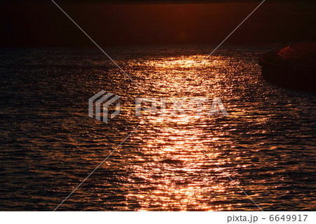 川にはしる光のみち 6649917