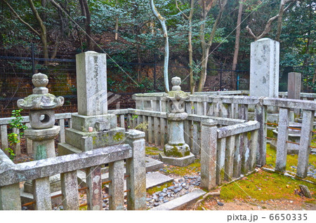 木戸孝允の墓(右)と妻･幾松の墓(左)（霊山護国神社／京都市東山区清閑寺霊山町） 6650335