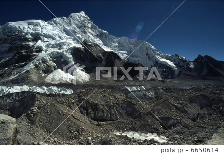 エベレストベースキャンプ付近よりヌプツェ北西峰（7896m）とクーンブ氷河 6650614