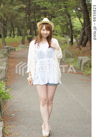 麦わら帽子を被った女性 麦わら帽子を被った女性 6650823