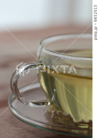 耐熱ガラスのティーカップに淹れたレモンハーブティー 6652015
