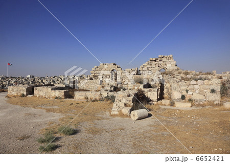 アンマン城　ローマ遺跡とアンマン街並 6652421