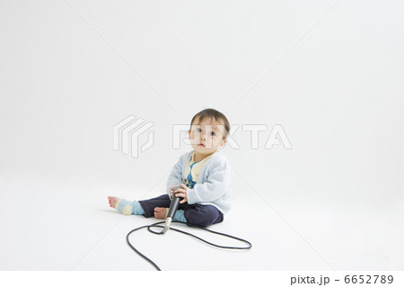 マイクを握る赤ちゃん 6652789
