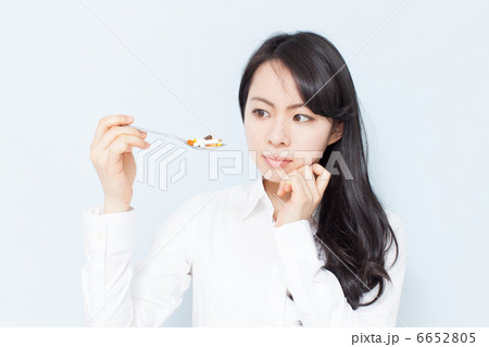 サプリメントを食べる女性 6652805