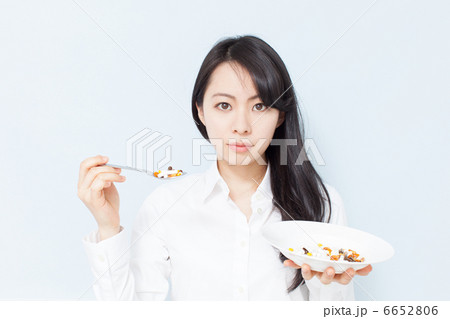 サプリメントを食べる女性 6652806