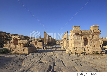ジェラシュ遺跡　四面門と列柱通り 6653960
