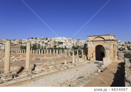 ジェラシュ遺跡四面門とジェラシュ街並 6654097