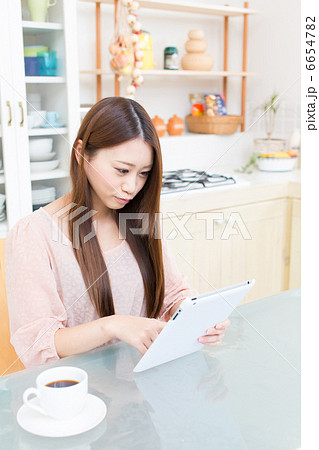 キッチンでタブレットを使う女子高生 キッチンでタブレットを使う女子高生 6654782