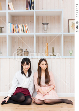 リラックスする仲良し姉妹 リラックスする仲良し姉妹 6654871
