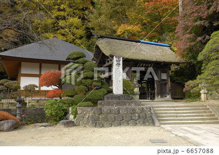 秋の山寺 6657088