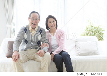 おしゃれシニアカップルイメージ 6658116