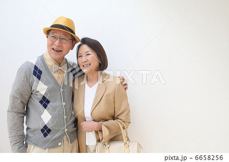 おしゃれシニアカップル旅行イメージの写真素材
